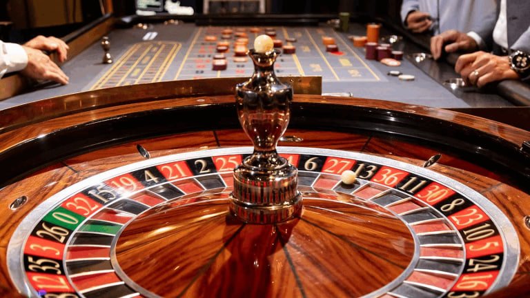 Tampilan live dealer dengan tabel hadiah blackjack yang terlihat di meja permainan